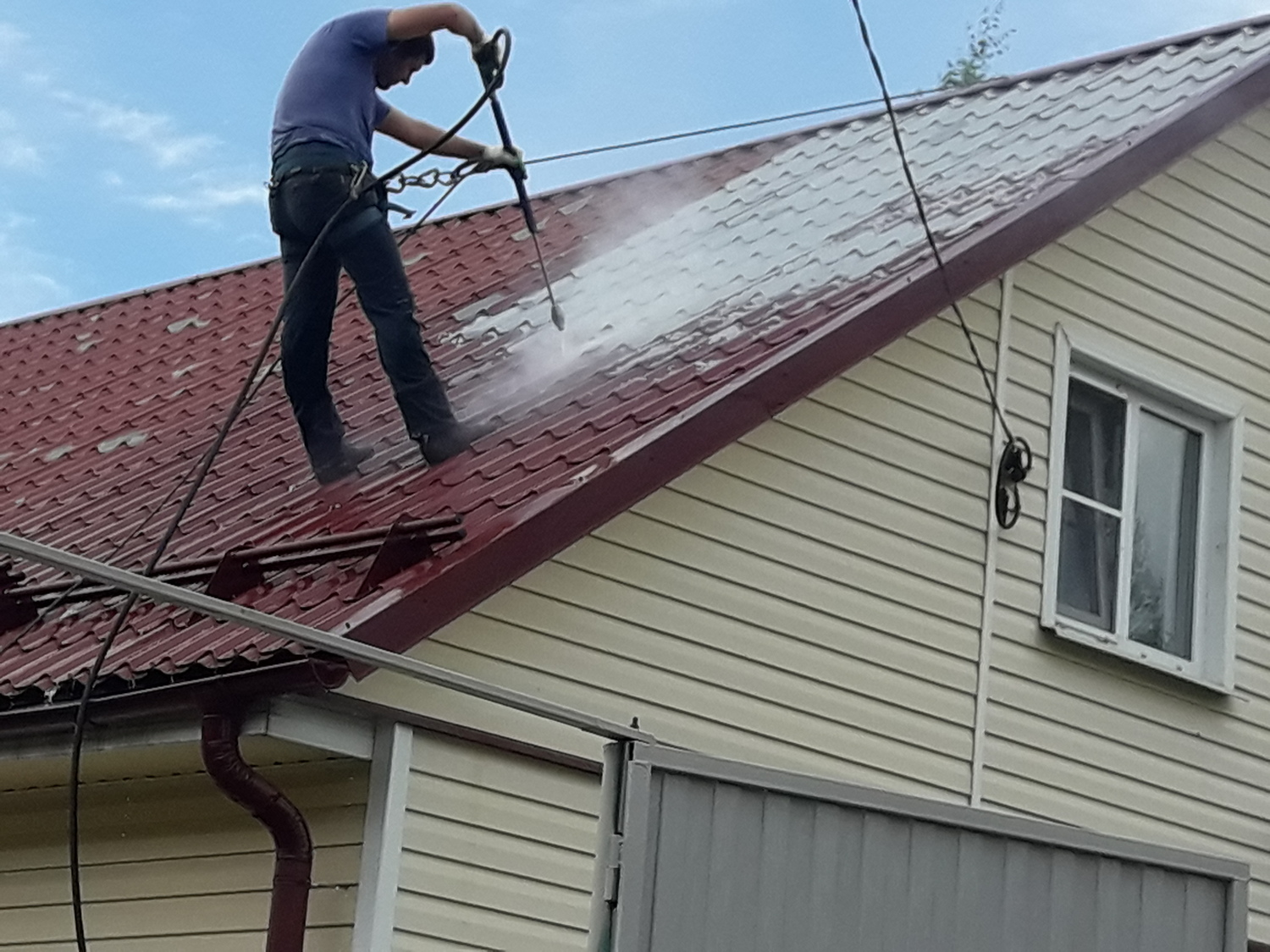 Покрасить крышу дома из железа